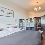 High-Sky O2 Arena Apartment With Garage Parking And Ac